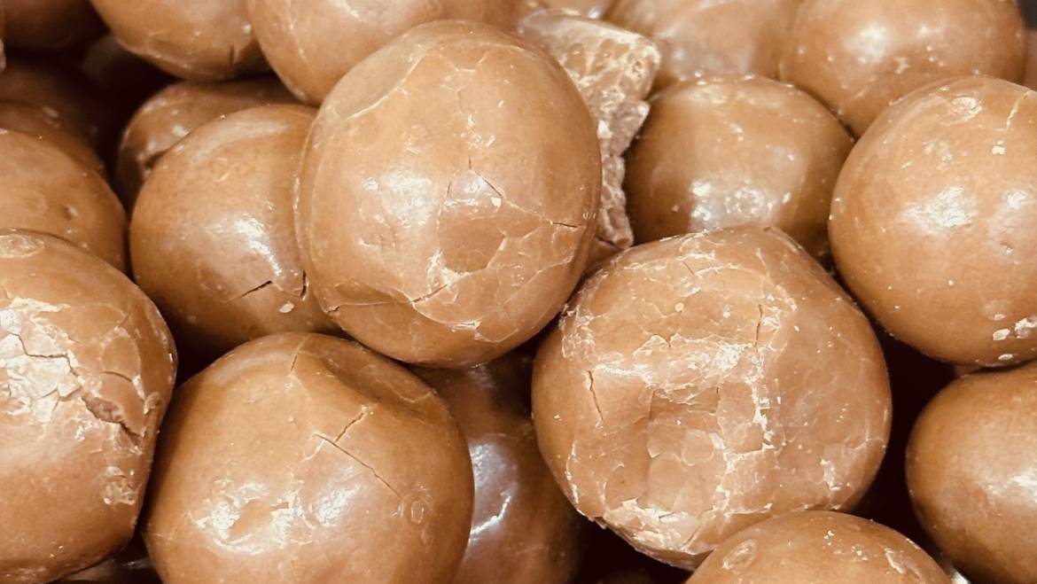 Milk Choc Macadamia Nuts